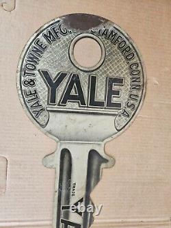 Clé de serrure Vintage Yale & Towne à double face avec panneau publicitaire de serrurier.