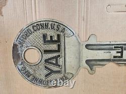 Clé de verrouillage double face Yale & Towne vintage pour serrurier - Publicité de serrurerie de magasin