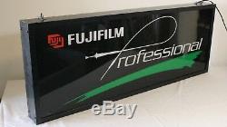 Fujifilm Professional Signer Un Magasin De Caméras Double Face Allumé Annonçant Fuji