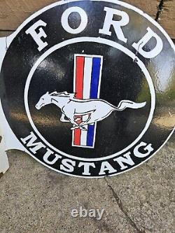 Grand panneau en métal émaillé double face en porcelaine Ford Mustang vintage