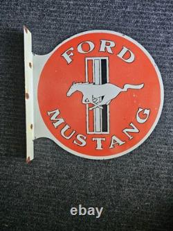 Grand panneau en porcelaine métallique double face en flange Ford Mustang vintage de 17 pouces