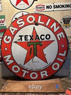 Grande enseigne en porcelaine double face 'Texaco Gasoline Motor Oil' de 42 pouces de largeur