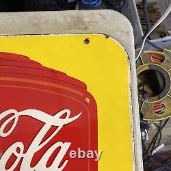 Joli ! Plaque suspendue en porcelaine double face de la fontaine Coca-Cola originale de 1941, 26 pouces.