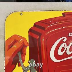 Joli ! Plaque suspendue en porcelaine double face de la fontaine Coca-Cola originale de 1941, 26 pouces.