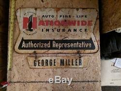 Nationwide Insurance Originale Double Face Signe Métal Avec Étiquette Nom Suspendu 1955
