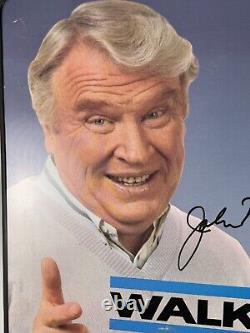Panneau Debout Double Face avec des Silencieux de Marche Vintage John Madden Installés Ici