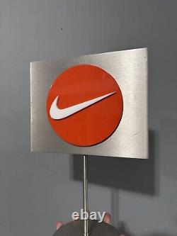 Panneau Vintage en Métal Double Face pour la vitrine du magasin Nike