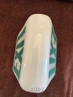 Panneau de sortie en verre laiteux blanc vintage en forme de coin triangulaire avec lettres vertes double face