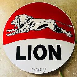 Panneau double face en émail de porcelaine vintage représentant un lion et indiquant 'Essence', mesurant 48 pouces.