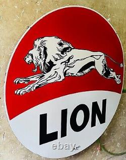 Panneau double face en émail de porcelaine vintage représentant un lion et indiquant 'Essence', mesurant 48 pouces.