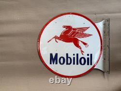 Panneau émaillé Mobiloil en porcelaine 18x18 pouces double face avec rebord