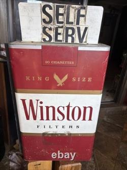 Panneau en métal vintage 1986 à double face figuratif de paquet de cigarettes Winston grand format Panneau en métal vintage 1986 à double face figuratif de paquet de cigarettes Winston grand format