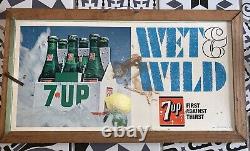 Panneau publicitaire 7UP 7-up 1965 encadré en bois lithographié à St. Louis MO, double face