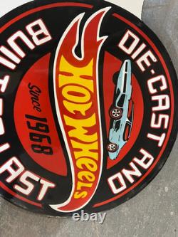 Plaque émaillée Hot Wheels en porcelaine, taille 18 x 18 pouces, double face avec rebord <br/>		