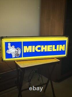 Publicité de pneus Bibendum Michelin, enseigne lumineuse double face