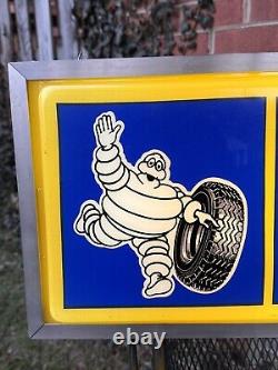Publicité de pneus Bibendum Michelin, enseigne lumineuse double face