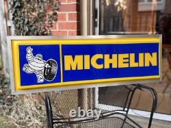Publicité de pneus Bibendum Michelin, enseigne lumineuse double face