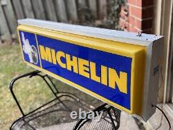 Publicité de pneus Bibendum Michelin, enseigne lumineuse double face