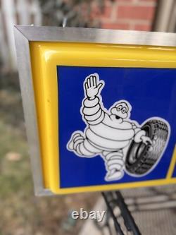 Publicité de pneus Bibendum Michelin, enseigne lumineuse double face