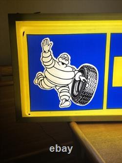 Publicité de pneus Bibendum Michelin, enseigne lumineuse double face