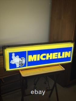 Publicité de pneus Bibendum Michelin, enseigne lumineuse double face