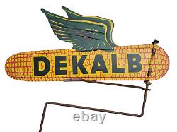 Vintage Metal Dekalb Flying Ear Spinner Wind Vane Farm Seed Sign Double Sided     <br/>		<br/> Translation: Panneau double face en métal vintage Dekalb Flying Ear Spinner Wind Vane Seed Farm