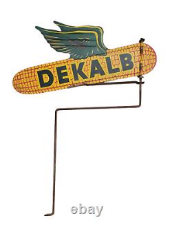 Vintage Metal Dekalb Flying Ear Spinner Wind Vane Farm Seed Sign Double Sided
<br/>	 
 <br/>
Translation: Panneau double face en métal vintage Dekalb Flying Ear Spinner Wind Vane Seed Farm