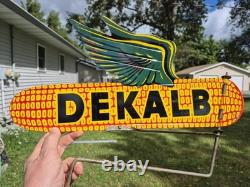 Vtg c. 1950s DEKALB Boîte de Semences de Maïs Girouette à Oreilles Volantes Panneau Double Face Agréable