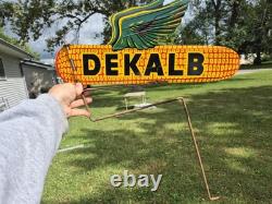 Vtg c. 1950s DEKALB Boîte de Semences de Maïs Girouette à Oreilles Volantes Panneau Double Face Agréable